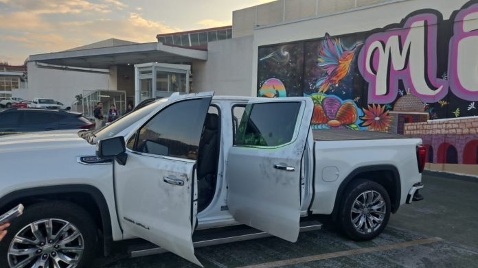 Roban arma larga y objetos personales de edil de Los Reyes, en plaza comercial de Morelia