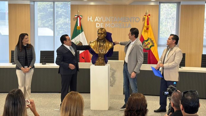 Escultor de las Tarascas dona busto de Morelos al Ayuntamiento de Morelia