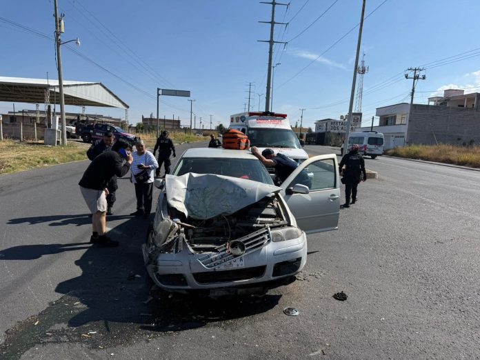 Choque entre automóvil y maquinaria agrícola deja un lesionado en La Piedad