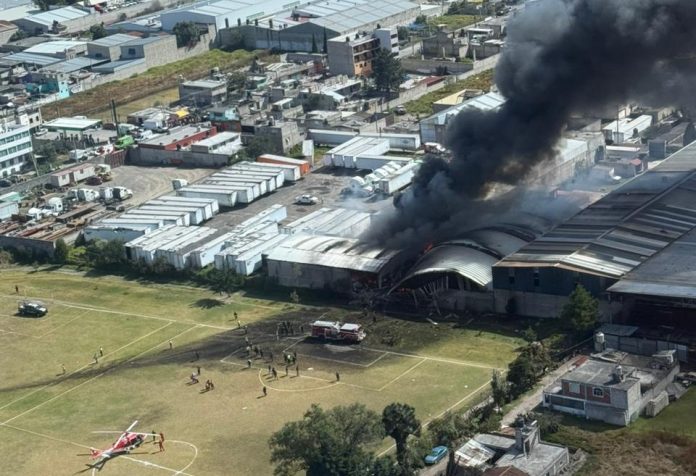 Se desploma aeronave tipo jet en zona industrial de Toluca; hay víctimas fatales