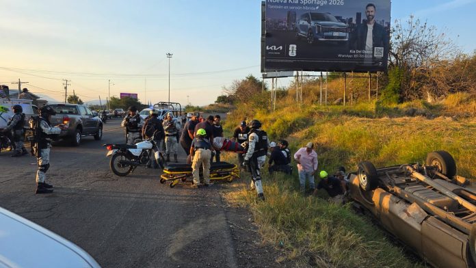 Mujer y niña heridas tras aparatosa volcadura en el Libramiento Norte de Zamora Mujer y niña heridas tras aparatosa volcadura en el Libramiento Norte de Zamora