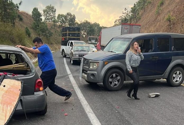 Aparatoso choque en la autopista Uruapan – Pátzcuaro; hay dos mujeres heridas Aparatoso choque en la autopista Uruapan – Pátzcuaro; hay dos mujeres heridas