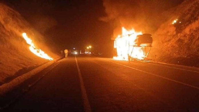 Incendio consume remolque con 5 vehículos nuevos en la autopista Siglo XXI