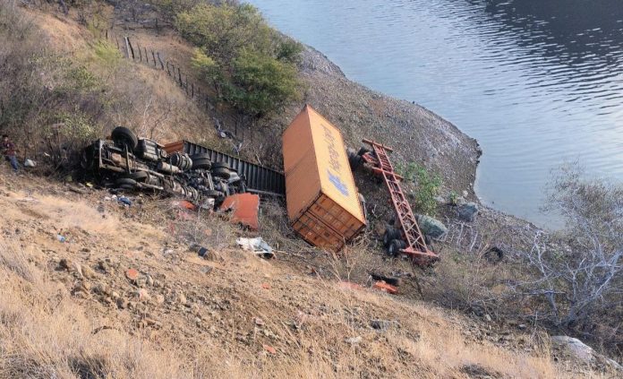 Tractocamión cae a barranco en la Siglo XXI; conductor pierde la vida