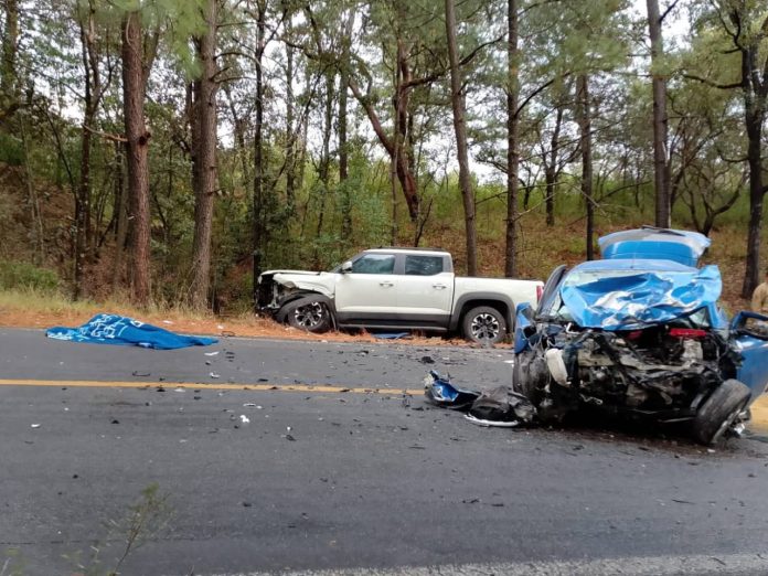 Mujer fallece tras choque entre auto y camioneta en la Morelia-Maravatío; hay un herido Mujer fallece tras choque entre auto y camioneta en la Morelia-Maravatío; hay un herido