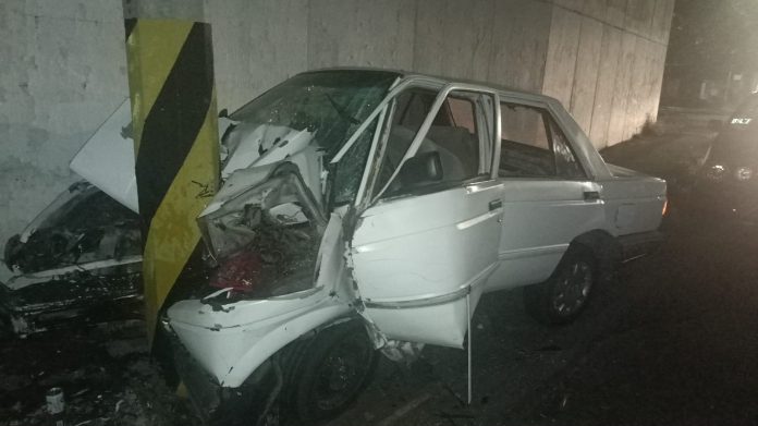 Hombre grave tras chocar su auto contra un poste de concreto, en Uruapan