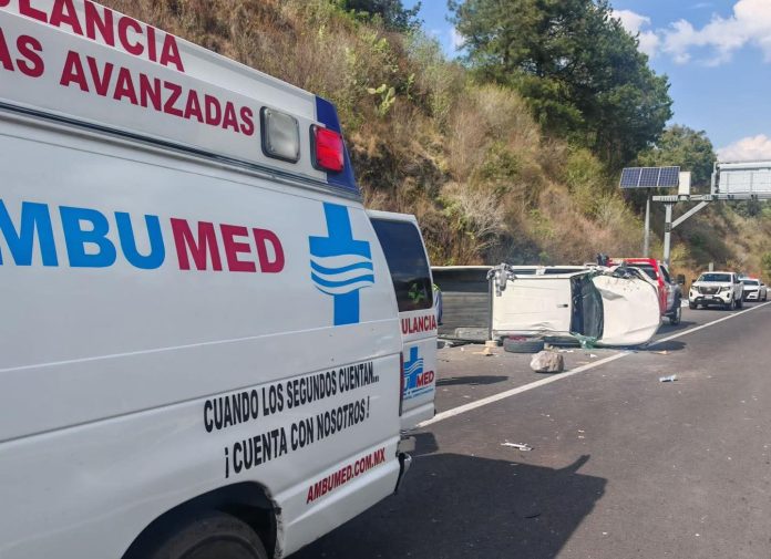Volcadura moviliza a cuerpos de emergencia en la Siglo XXI; conductor lucha por su vida