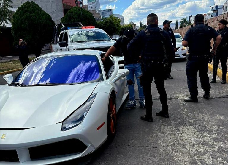 Guardia Civil detiene a pareja en un Ferrari con reporte de robo, en Morelia