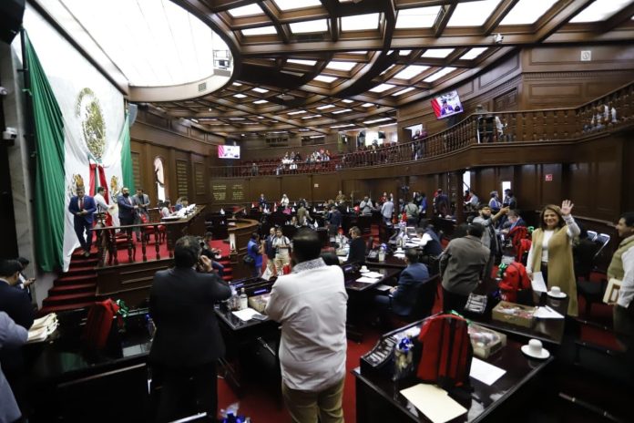 Gobernador urgió a diputados a que regresen a “trabajar” y aprueben reforma que prohíbe deuda de largo plazo Gobernador urgió a diputados a que regresen a “trabajar” y aprueben reforma que prohíbe deuda de largo plazo