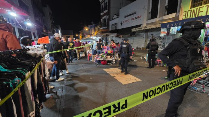 En la víspera de la noche de Reyes, madre e hijo son baleados en tianguis de juguetes en Zamora En la víspera de la noche de Reyes, madre e hijo son baleados en tianguis de juguetes en Zamora
