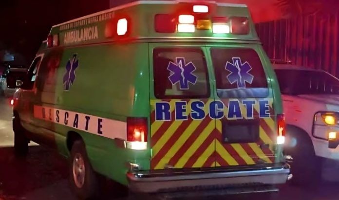 Grave motociclista tras ser impactado y arrollado por combi en Villa Magna, Morelia