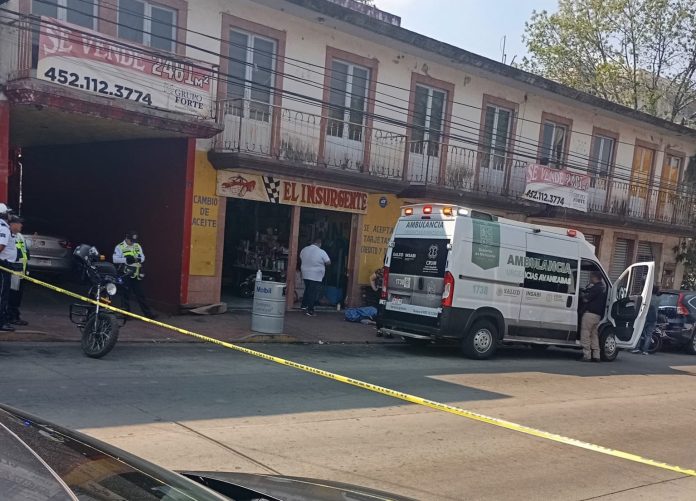 Fallece taxista en el Barrio La Magdalena de Uruapan; presumen infarto fulminante Fallece taxista en el Barrio La Magdalena de Uruapan; presumen infarto fulminante