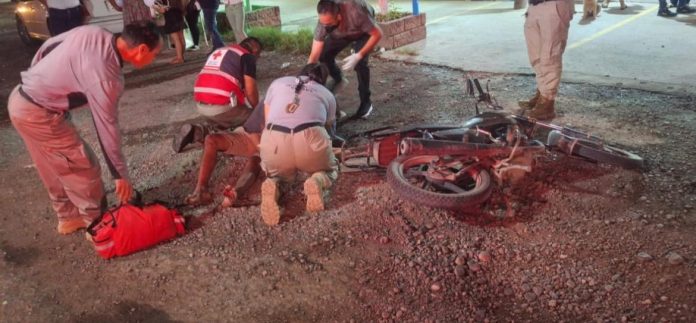 Accidente entre vehículo de alquiler y moto deja tres lesionados en Huétamo; un niño está grave