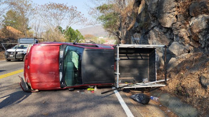 Adolescentes vuelcan en la curva "La Chingada," del Libramiento Sur de Zamora Adolescentes vuelcan en la curva "La Chingada," del Libramiento Sur de Zamora