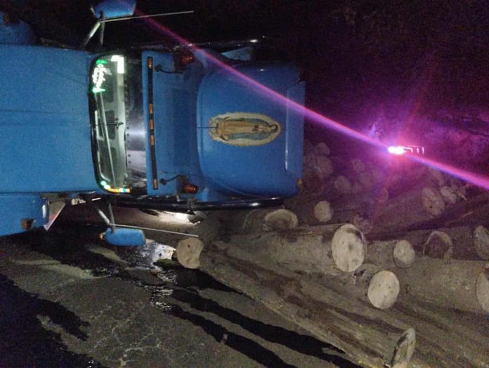 Vuelca trailer maderero en la Zitácuaro-Morelia