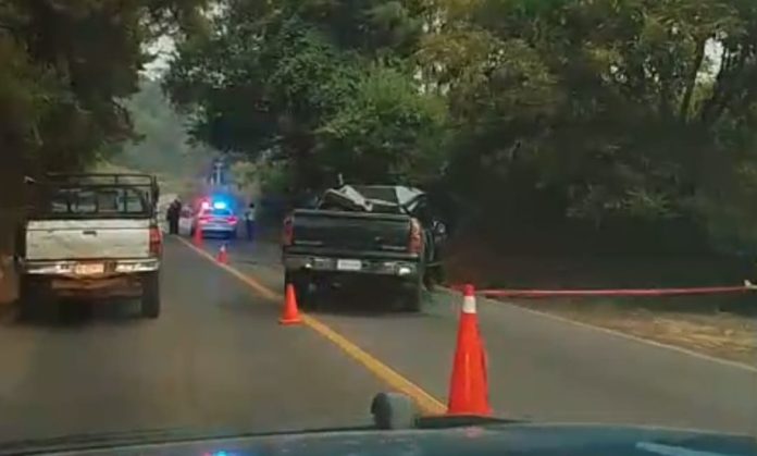 Hombre muere tras aparatoso choque en la carretera "libre" Uruapan-Pátzcuaro RED 113 MICHOACÁN/Redacción Tingambato, Mich.- 09 de enero de 2026.- La mañana de este viernes, el conductor de una camioneta murió, tras chocar contra un camión de carga, sobre la carretera "libre" Uruapan-Pátzcuaro. Fueron algunos automovilistas, quienes reportaron el accidente a los sistemas de emergencia, por lo que al sitio ubicado entre la localidad de San Andrés Corú y Tingambato se trasladaron paramédicos locales y policías. A su arribo, los socorristas confirmaron que el conductor de la camioneta Chevrolet, tipo pick-up, color negro ya no tenía signos vitales, por lo que acordonaron la zona en apego a la cadena de custodia y solicitaron la intervención de la Fiscalía Regional de Justicia. Luego de las actuaciones de ley, el cuerpo fue trasladado al Servicio Médico Forense (Semefo) de Uruapan, hasta donde se espera que acudan sus deudos a reclamarlo.