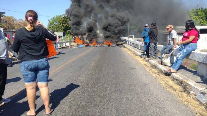 Tras hallazgo de 6 asesinados en “El Guayabo”, se desatan bloqueos carreteros en Tierra Caliente Tras hallazgo de 6 asesinados en “El Guayabo”, se desatan bloqueos carreteros en Tierra Caliente