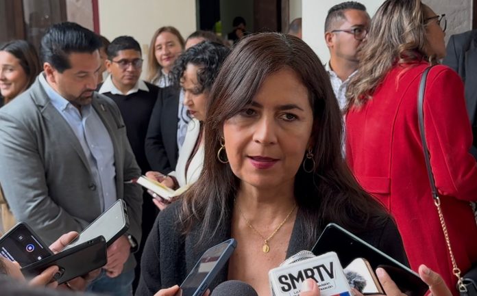 SEE contabiliza más de mil acciones de rehabilitación de escuelas en Michoacán La Secretaría de Educación en el Estado (SEE) informó que se han realizado más de mil acciones de rehabilitación, mantenimiento y construcción de nuevas escuelas en Michoacán, con prioridad en aquellas zonas donde la infraestructura presentaba mayor deterioro. La titular de la dependencia, Gabriela Molina Aguilar, destacó que los trabajos abarcan municipios como Aquila y Coahuayana, especialmente afectados por los sismos, así como planteles en Morelia, entre ellos la primaria Belisario Domínguez, recientemente entregada. “Son más de mil acciones tanto en tanto en rehabilitación, mantenimiento y nuevas escuelas en Michoacán, desde Aquila, Coahuayana, de manera especial por los sismos; en Morelia como la escuela de hoy; hay que recordar que las primarias de los centros históricos de los municipios requieren mucho mantenimiento”, señaló. La secretaria compartió que el estado cuenta con más de 40 inmuebles de alto valor histórico que requieren atención especial. Entre ellos se encuentran la escuela Juan Delgado en Uruapan, la escuela Tipo y la propia Belisario Domínguez en Morelia. Molina Aguilar subrayó que la infraestructura educativa demanda mantenimiento permanente, desde impermeabilización hasta rehabilitaciones mayores. En este sentido, anunció el programa “Pinto mi escuela”, con el que se destinarán 20 millones de pesos para pintura e impermeabilizante en planteles de distintos niveles. Asimismo, sostuvo que la infraestructura educativa es una prioridad para el gobierno estatal, por lo que se han invertido 2 mil 500 millones de pesos en los casi 5 años de gestión, que se suman a 1 mil millones de la federación y otros 1 mil millones que llegarán este 2026. “Son 2 mil 500 millones de pesos los que ha invertido el Gobierno del Estado, más el programa La Escuela es Nuestra, que aporta 1 mil millones de pesos para acciones preventivas y de mantenimiento. Este año se suman más de 1 mil millones en 10 bachilleratos tecnológicos totalmente nuevos y equipados en 10 municipios”, puntualizó.