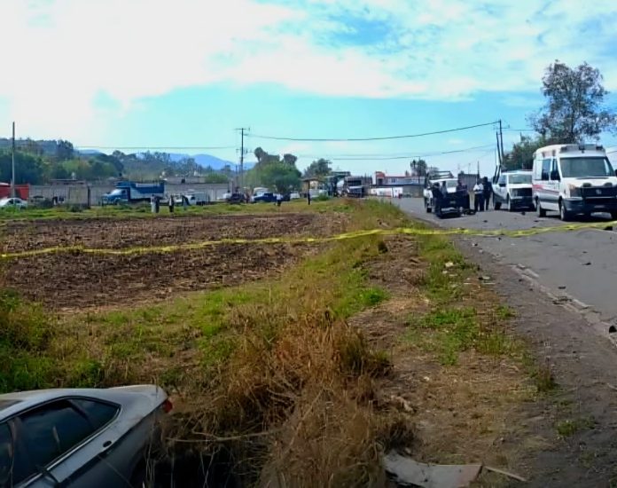 Mueren dos jóvenes tras choque entre moto y auto en Indaparapeo