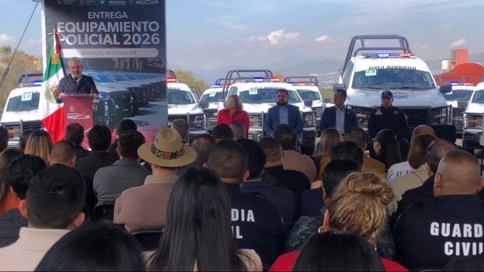 Entrega gobierno de Michoacán patrullas y vehículos militares a 35 municipios y a la Guardia Civil Entrega gobierno de Michoacán patrullas y vehículos militares a 35 municipios y a la Guardia Civil