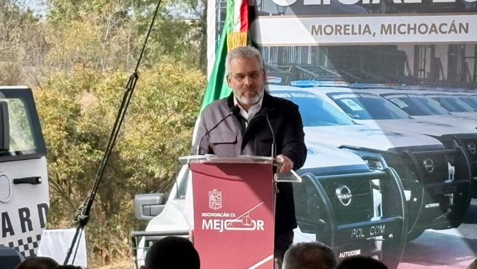 Reta gobernador a ediles a que eliminen las multas de sus Reglamentos de Tránsito El gobernador Alfredo Ramírez Bedolla, lanzó el reto a presidentas y presidentes municipales de Michoacán, para que eliminen las multas de sus reglamentos de tránsito, como se hizo a nivel estatal, y permitan que sus policías se dediquen solo a brindar seguridad. Durante la entrega de patrullas a las autoridades municipales, llamó a que vayan parejos estado y municipios “que no haya ni un menor resquicio a la corrupción”. “Yo aquí lanzo una iniciativa con respeto a todos los presidentes municipales, a todas las presidentas, que eliminen también las multas de tránsito en sus municipios. Que vayamos parejos municipios y estado, que no haya ni en menor resquicio a la corrupción. Entonces desde aquí presidentas, presidentes que están aquí presentes, que los veo de frente y a los que no están, ese es el llamado del gobernador Que se eliminen también las multas de tránsito en todos y cada uno de los municipios de Michoacán.” El mandatario michoacano pidió que el acuerdo entre estado y municipio privilegie el trabajo enfocado a la seguridad y no en la recaudación a través de las multas. “Vamos a ver cuántos jalan, cuántos se rajan, cuántos se quedan atrás, cuántos se quedan rezagados”, señaló. Tras las reformas al Reglamento de Movilidad y Seguridad Vial del estado, que entraron en vigor el viernes 19 de diciembre del 2025, ya no se contemplan las multas, pero sí otras sanciones como el arresto o la penalización para obtener la licencia de conducir. Por ejemplo, de acuerdo al artículo 402, si una persona conduce con licencia de otra entidad federativa y reincide en no registrarla vía internet ante la Secretaría de Seguridad Pública al menos cinco días antes de ingresar al estado, será sancionada con 36 horas de arresto.