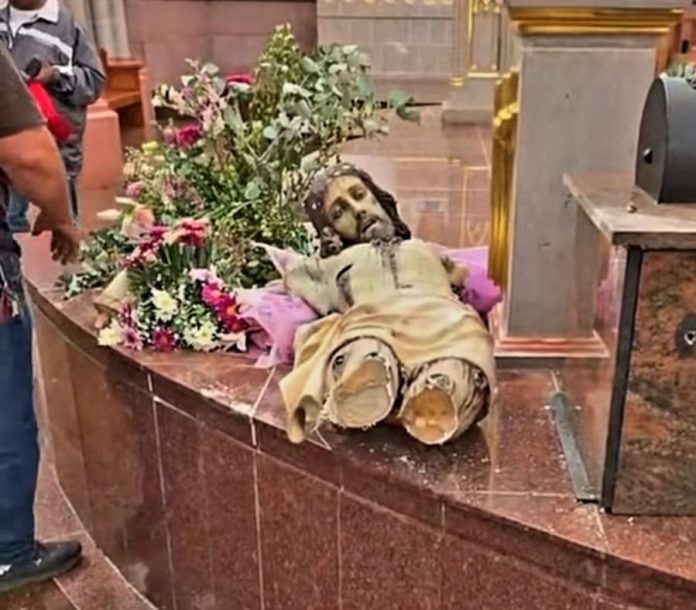 Enloquecido sujeto destroza mobiliario e imágenes religiosas en templo de Chavinda