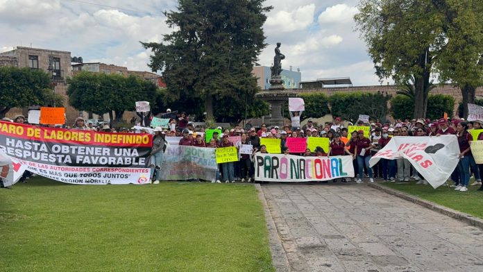 En rechazo a los bajos salarios, tutores del CONAFE se manifiestan en Morelia