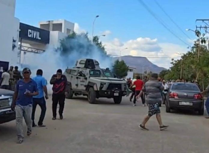 Despliegue de la Marina en Huetamo deja presuntas detenciones y protestas ciudadanas Despliegue de la Marina en Huetamo deja presuntas detenciones y protestas ciudadanas