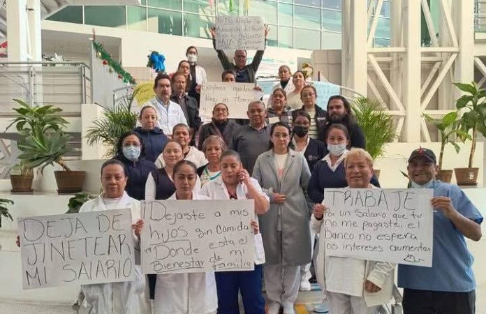 Con paro de brazos caídos, trabajadores de salud exigen pago de su quincena