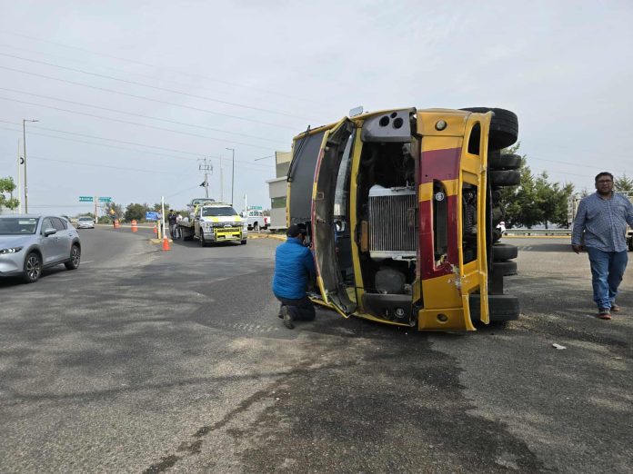 Camión Ruta Industrial vuelca tras chocar contra glorieta en Tres Marías; hay varios heridos
