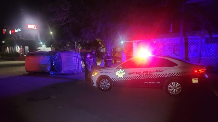 En su camioneta perseguía a sujetos que robaron una moto y termina volcado