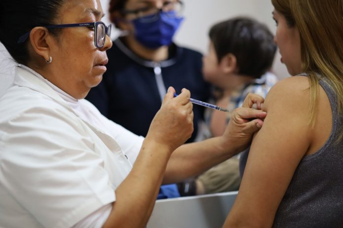 Llama gobernador a vacunarse contra el Sarampión, hay más de 720 mil dosis disponibles