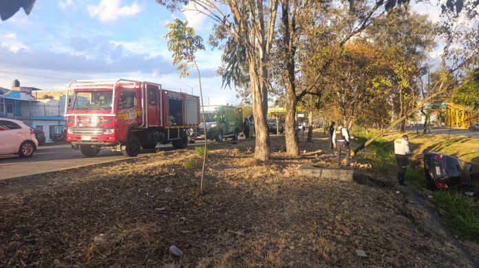 Se accidenta automovilista en el periférico de Morelia, cerca del Estadio Morelos