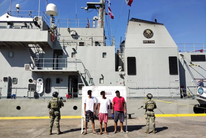 Semar y FGR, detienen a tres presuntos transgresores de la ley y aseguran más de mil litros de combustible