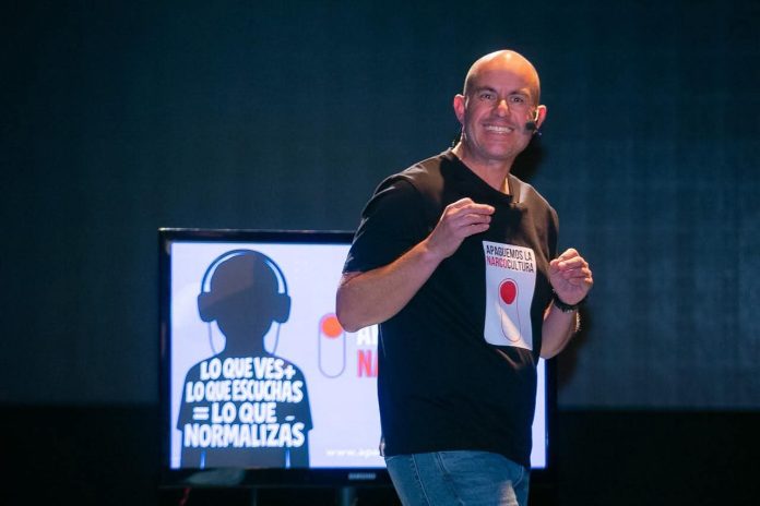 Apaguemos la narcocultura, libro escrito por Adolfo Fito Torres, visibiliza la necesidad social de cuidar a los jóvenes en el uso de las paltaformas tecnológicas