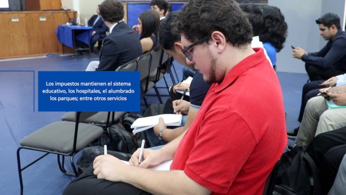 Pagar impuestos es un deber ciudadano y compromiso social, explica Fiscalista Los impuestos representan más del 60% del financiamiento del gasto público en México, a través de ellos se mantienen los servicios, que son fundamentales para la sociedad, señala el Instituto Nacional de Estadística y Geografía (INEGI) y la Secretaría de Hacienda y Crédito Público (SHCP). “La estabilidad de una sociedad no se sostiene sola, requiere orden, legalidad y una base financiera sólida, por lo que los impuestos no son un gusto, sino una necesidad colectiva”, afirmó el Doctor en Materia Fiscal, Gabriel Escobedo Guillén, Contador Público con más de 20 años de experiencia durante una charla en la Universidad Vasco de Quiroga (UVAQ). Una de las responsabilidades de los ciudadanos es cumplir con sus obligaciones fiscales: inscribirse en el Registro Federal de Contribuyentes (RFC), presentar declaraciones periódicas y pagar los impuestos establecidos por ley, entre otros procesos que cuidan profesiones como la Contaduría Pública, que analiza la información económica de individuos y organizaciones para tomar decisiones más efectivas. “Aunque muchas personas piensan que solo deben pagar si tienen grandes ingresos, lo cierto es que incluso quienes no generan impuestos deben cumplir con declaraciones informativas. Es parte de lo que se llama obligaciones de carácter formal”, advirtió el Contador y Doctor en Materia Fiscal. Además, el Dr. Gabriel Escobedo subrayó que cumplir no es sólo una exigencia legal, sino un acto de corresponsabilidad social que permite sostener servicios como la recolección de basura, alumbrado público o atención médica básica. Formar profesionales comprometidos con la legalidad y la transparencia es una tarea urgente. Programas como los que ofrece la Universidad Vasco de Quiroga (UVAQ) en Contaduría y Derecho no solo forman especialistas técnicos, sino también agentes de cambio capaces de fortalecer la cultura fiscal del país. #TeamUVAQ #Contaduría #ObligacionesFiscales