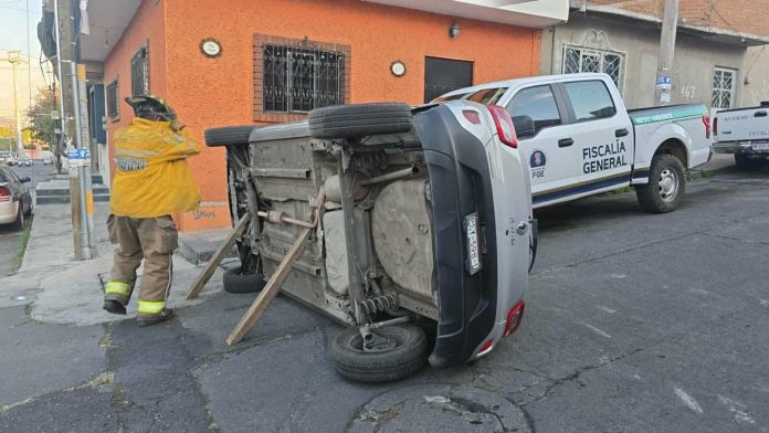 Vuelca auto en la Molino de Parras; hay un herido y una camioneta de la FGE afectada