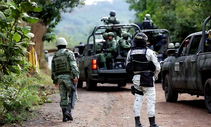 Tres criminales abatidos en enfrentamiento y dos uniformados heridos tras estallido de explosivo improvisado en Tepalcatepec