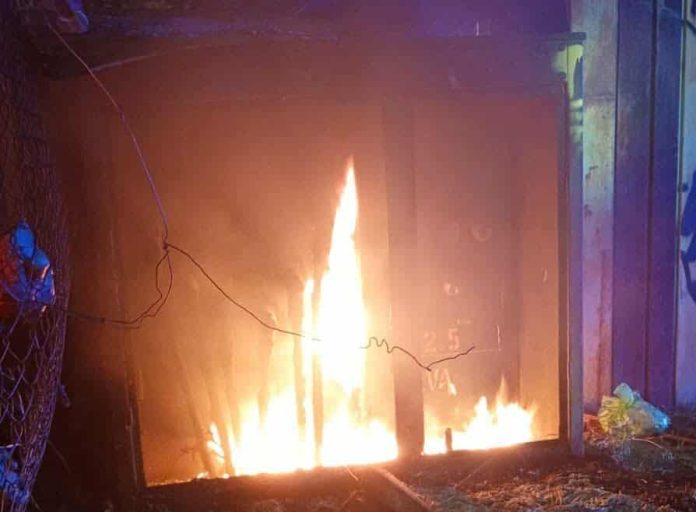 Arde transformador de la CFE en Calzada La Huerta, Morelia Arde transformador de la CFE en Calzada La Huerta, Morelia