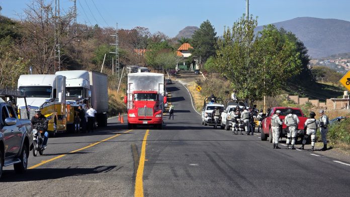 Aseguran tráiler baleado y abandonado en el Libramiento Sur de Zamora Aseguran tráiler baleado y abandonado en el Libramiento Sur de Zamora