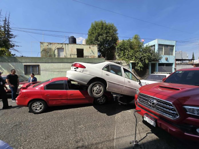Automovilista en reversa provoca choque múltiple la colonia Tres Puentes de Morelia; hay 2 heridos Automovilista en reversa provoca choque múltiple la colonia Tres Puentes de Morelia; hay 2 heridos