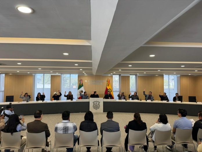 Por mayoría, Cabildo de Morelia aprueba último informe trimestral del 2025 Con un voto en contra, 10 a favor y 3 ausencias, el Cabildo de Morelia aprobó la cuarta cuenta trimestral del 2025, documento que reporta la situación económica de la capital, la cantidad de deuda y el recurso ejercido durante el año. Durante la discusión, la regidora priísta Edna Martínez Nambo criticó la forma en que se administran los recursos municipales, señalando modificaciones y transferencias entre partidas, así como la acumulación de deuda, prácticas que —dijo— se han mantenido en lo que va de la administración 2024-2027. Martínez Nambo detalló que en esta cuenta trimestral la deuda total aumentó a 1mil 336 millones de pesos, en comparación con los 906 millones registrados en octubre de 2025. El monto incluye adeudos con proveedores y préstamos bancarios. “En el caso de la deuda pública, incluyendo el pago a empréstitos y todas las cuentas por pagar, tenemos un total de 1,336 millones, que es un incremento importante a comparación del adeudo del año anterior, que fue de 906 millones. Esto es el total de la deuda que tenemos”, puntualizó. Tras su intervención, ninguno de los regidores defendió o refutó lo señalado por la regidora, por lo que la cuenta trimestral fue aprobada sin contratiempos. En la sesión de Cabildo, no se proporcionó información sobre los términos en los que se aprobó el último informe trimestral del 2025, que debe enviarse al Congreso de Michoacán. Por mayoría, Cabildo de Morelia aprueba último informe trimestral del 2025 Con un voto en contra, 10 a favor y 3 ausencias, el Cabildo de Morelia aprobó la cuarta cuenta trimestral del 2025, documento que reporta la situación económica de la capital, la cantidad de deuda y el recurso ejercido durante el año. Durante la discusión, la regidora priísta Edna Martínez Nambo criticó la forma en que se administran los recursos municipales, señalando modificaciones y transferencias entre partidas, así como la acumulación de deuda, prácticas que —dijo— se han mantenido en lo que va de la administración 2024-2027. Martínez Nambo detalló que en esta cuenta trimestral la deuda total aumentó a 1mil 336 millones de pesos, en comparación con los 906 millones registrados en octubre de 2025. El monto incluye adeudos con proveedores y préstamos bancarios. “En el caso de la deuda pública, incluyendo el pago a empréstitos y todas las cuentas por pagar, tenemos un total de 1,336 millones, que es un incremento importante a comparación del adeudo del año anterior, que fue de 906 millones. Esto es el total de la deuda que tenemos”, puntualizó. Tras su intervención, ninguno de los regidores defendió o refutó lo señalado por la regidora, por lo que la cuenta trimestral fue aprobada sin contratiempos. En la sesión de Cabildo, no se proporcionó información sobre los términos en los que se aprobó el último informe trimestral del 2025, que debe enviarse al Congreso de Michoacán.