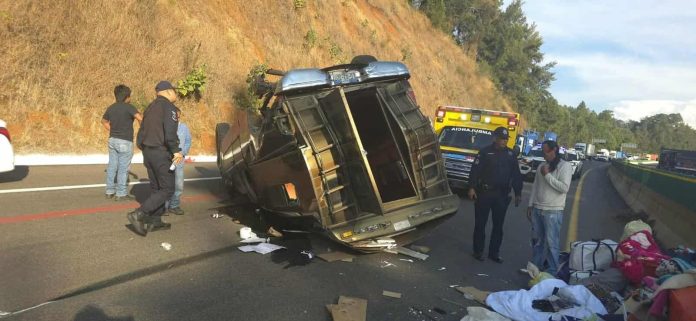 Camioneta vuelca en la Siglo XXI; hay un herido Camioneta vuelca en la Siglo XXI; hay un herido