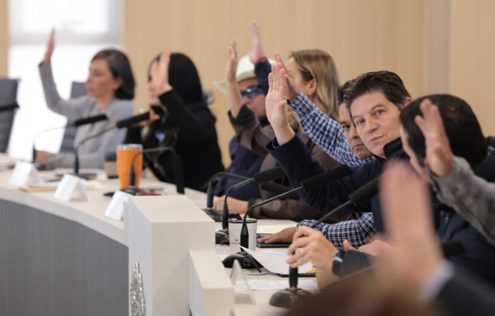 El presidente Alfonso Martínez Alcázar, destacó la relevancia del acuerdo tras la presencia de una amplia comunidad migrante michoacana y moreliana en Sacramento, lo que permitirá estrechar la relación y generar beneficios compartidos.