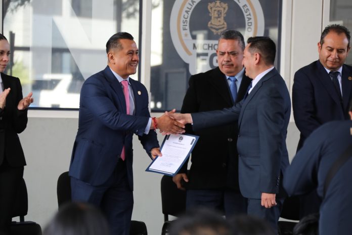 Mérito y evaluación, ejes de la transformación de la Fiscalía: Torres Piña “Queda estrictamente prohibido solicitar cualquier tipo de recurso a la ciudadanía para trámites o servicios”, advirtió el Fiscal General. Morelia, Michoacán, a 2 de febrero de 2026.- La Fiscalía General del Estado de Michoacán (FGE) avanza de manera firme en su proceso de transformación institucional al incorporar perfiles acreditados por mérito, capacidad y evaluación objetiva, en un modelo que responde a la exigencia ciudadana de una procuración de justicia profesional, eficaz y cercana. “El mensaje es claro: la ciudadanía va por delante y nos exige resultados; por eso, quienes hoy se integran son los perfiles mejor preparados”, afirmó el Fiscal General, Carlos Torres Piña, al subrayar que el fortalecimiento institucional se construye con talento probado, no con improvisaciones. Como resultado de concursos de oposición públicos, rigurosos y transparentes, este día la FGE integró a 52 agentes de la Policía de Investigación, 13 elementos de la Policía Cibernética y designó 14 titularidades en áreas periciales, todos seleccionados entre los mejores evaluados. Torres Piña destacó que estos procesos forman parte de una planeación de largo plazo. Señaló que, de acuerdo con diagnósticos nacionales, hacia 2030 la FGE deberá contar con al menos mil 500 agentes de investigación, además de reforzar ministerios públicos y servicios periciales, para responder de manera efectiva a las demandas sociales en materia de justicia. Añadió que el fortalecimiento institucional también contempla mejor equipamiento y tecnología, gracias a recientes incrementos presupuestales, con inversiones en investigación tecnológica y modernización integral del sistema de cómputo: “No debe haber pretextos para no investigar”, puntualizó. El Fiscal General fue enfático al establecer una línea clara de actuación para las áreas periciales: “Queda estrictamente prohibido solicitar cualquier tipo de recurso a la ciudadanía para trámites o servicios. La justicia debe ejercerse con legalidad, transparencia y trato humano”, advirtió. Por su parte, la titular del Órgano Interno de Control, Alondra Godínez Navarrete, informó que en los distintos concursos participaron más de 239 aspirantes, bajo principios de transparencia, equidad y máxima publicidad, en coordinación con la Universidad Michoacana de San Nicolás de Hidalgo, consolidando un modelo de selección basado en capacidades técnicas y éticas. Destacó que los nuevos perfiles fortalecerán la función preventiva, analítica e investigativa de la institución, con el objetivo de anticiparse al delito, desarticular estructuras criminales y construir investigaciones sólidas, que deriven en imputaciones firmes, sanciones efectivas y reparación del daño a las víctimas. Finalmente, autoridades de las distintas vicefiscalías coincidieron en que este fortalecimiento responde a una exigencia social legítima, tener una Fiscalía profesional, confiable y orientada a resultados, donde la legalidad, la ética y el compromiso con la ciudadanía sean el eje de la procuración de justicia en Michoacán.