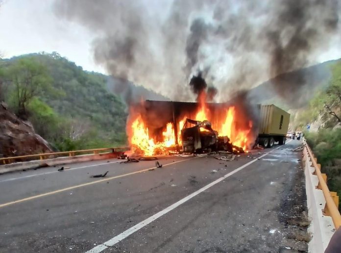 Dos muertos y un herido tras fatal choque, en la autopista Siglo XXI