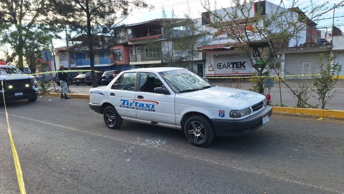 Motociclistas balean y hieren a taxista en la Calzada Benito Juárez de Uruapan