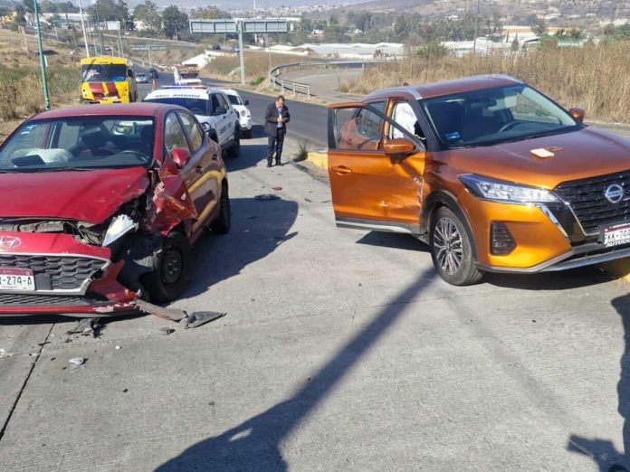 Ocurre choque entre 2 autos en el camino Morelia-Ciudad Salud