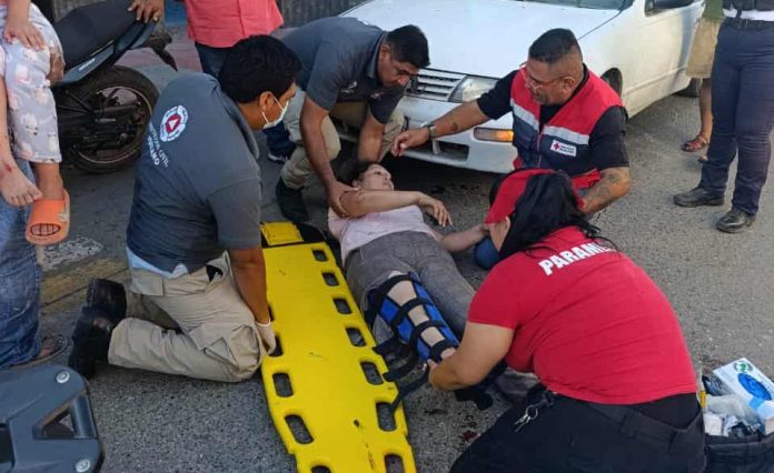 Moto choca contra auto en el centro de Huetamo; mujer y niña resultan heridas