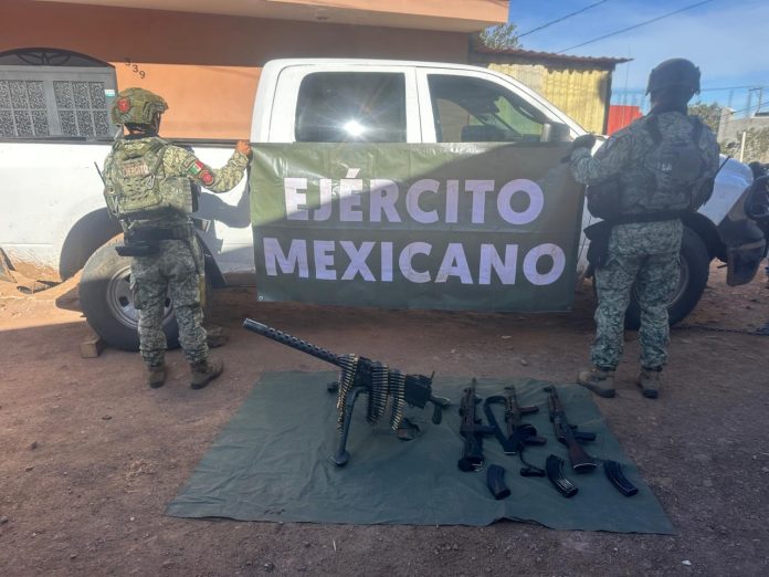 Guardia Nacional y Ejército aseguran armamento del alto poder y vehículos, en Marcos Castellanos